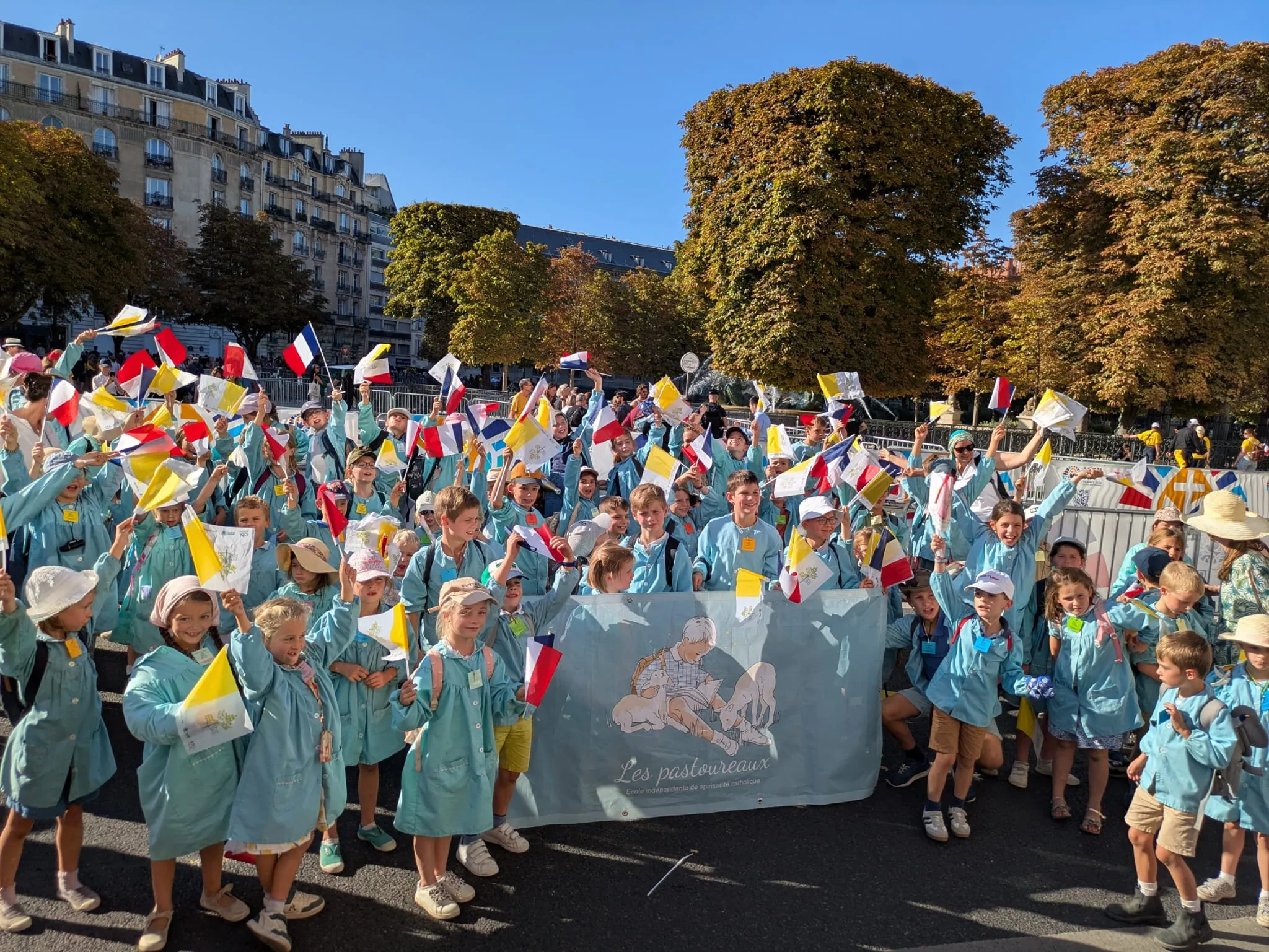 Les élèves des Pastoureaux à Paris, drapeaux français et pontificaux à la main
