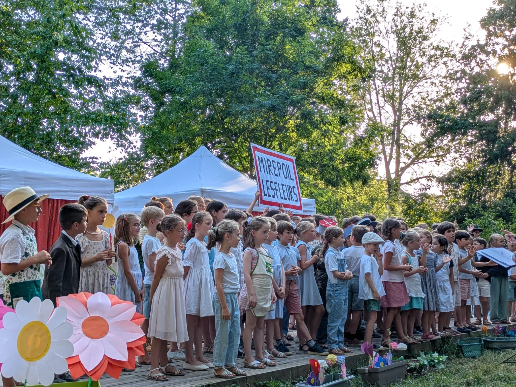 Le chœur des élèves à la fête de l'école