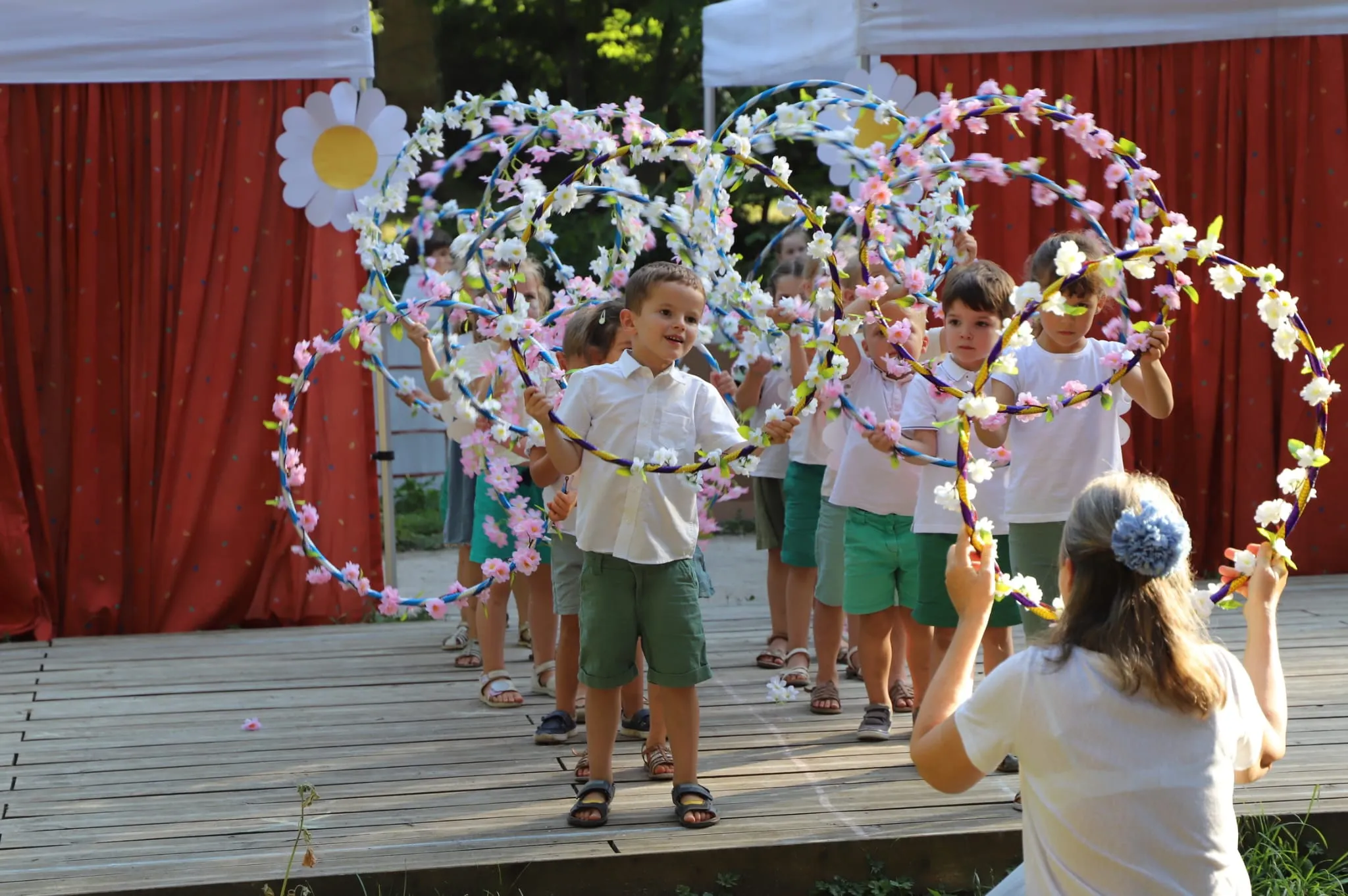 Danse aux cerceaux fleuris à la fête de l'école