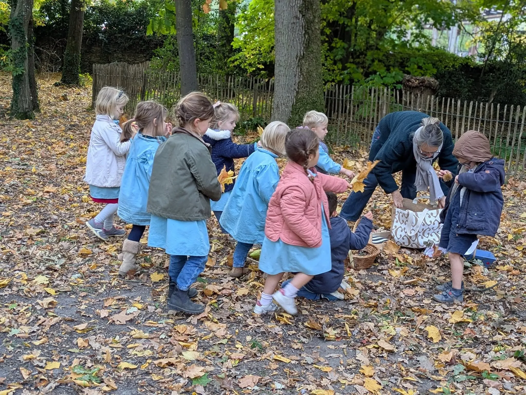 Ronde des petits dans les feuilles d'automne